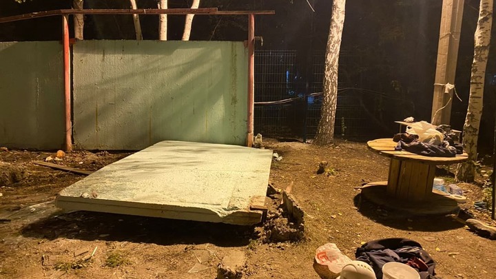 Рабочего насмерть придавило бетонной плитой во время ремонта в Екатеринбурге