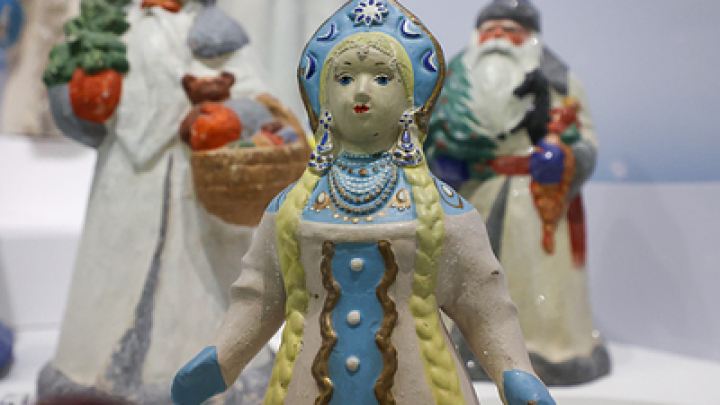 Mash: В Орле появилась жуткая скульптура снегурочки без головы за 17 миллионов рублей