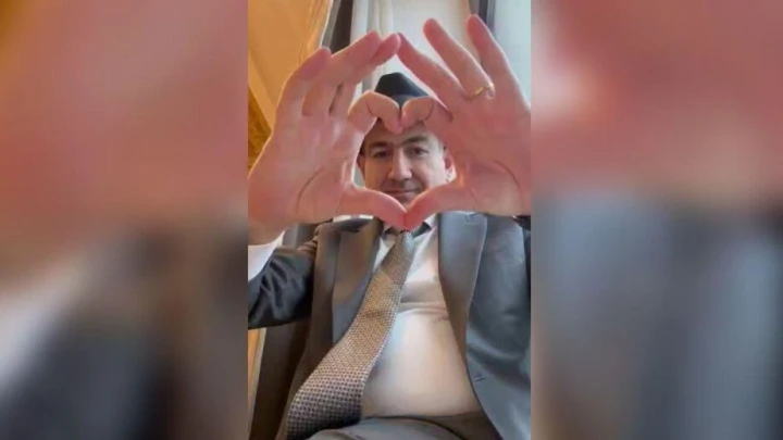 «Я всех люблю»: Пашинян разместил видео на фоне здания ФСБ с песней «Белые розы»