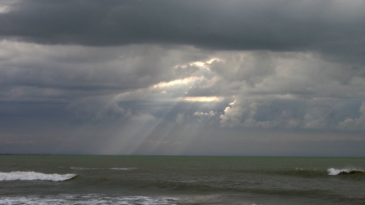 Смерч вышел на берег в Адлерском районе Сочи