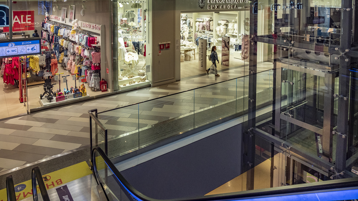 Охранники ТЦ в Екатеринбурге уложили лицом в пол посетителя без маски