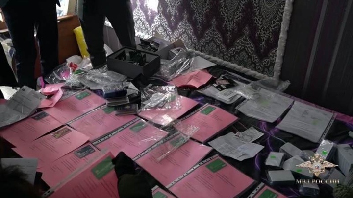 В Челябинске банда мастерила поддельные паспорта трех государств ради пластика