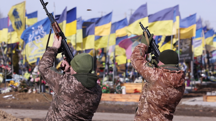 С могил военных на Украине внезапно начали пропадать флаги - СМИ