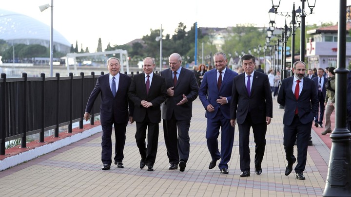 Захарова предостерегла Ереван от попытки усидеть на двух стульях