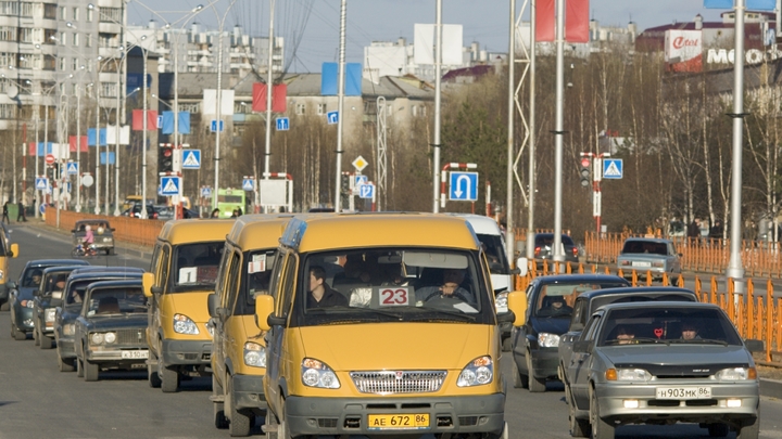 В Новосибирске водитель маршрутки объехал пробку по тротуару