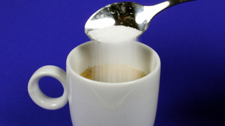 О пустеющих полках с сахаром высказались в Минсельхозе. В ФАС сказали коротко