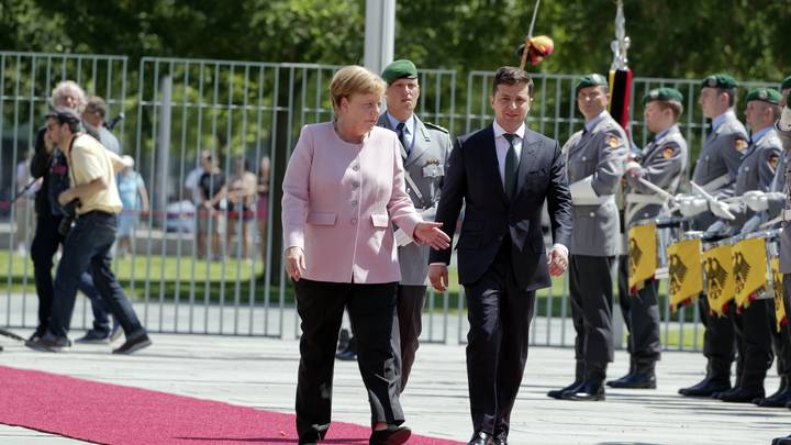 Не спешите смеяться: Диагноз Меркель скрыть было невозможно уже тогда?