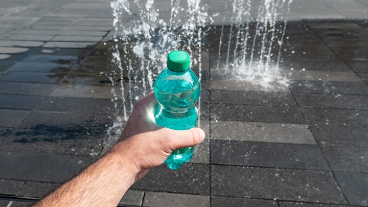 Пить чаще и больше: Диетолог рассчитала, сколько воды нужно в жару