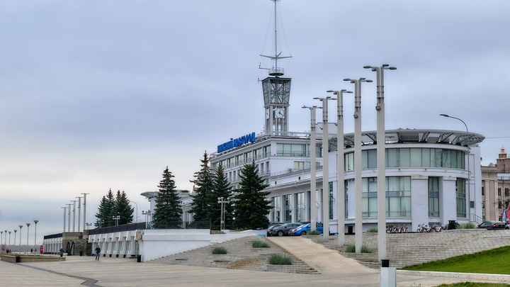 Автомобиль влетел в здание Речного вокзала в Нижнем Новгороде, есть пострадавшие