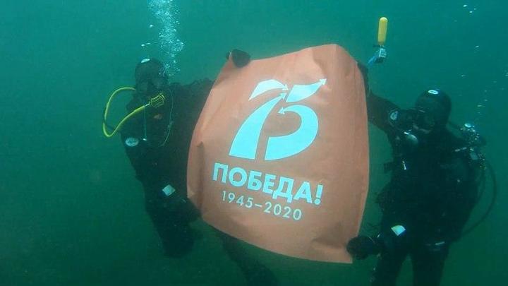 На дне глубокого каньона в Ростовской области водолазы установили памятный знак в честь 75-летия Победы