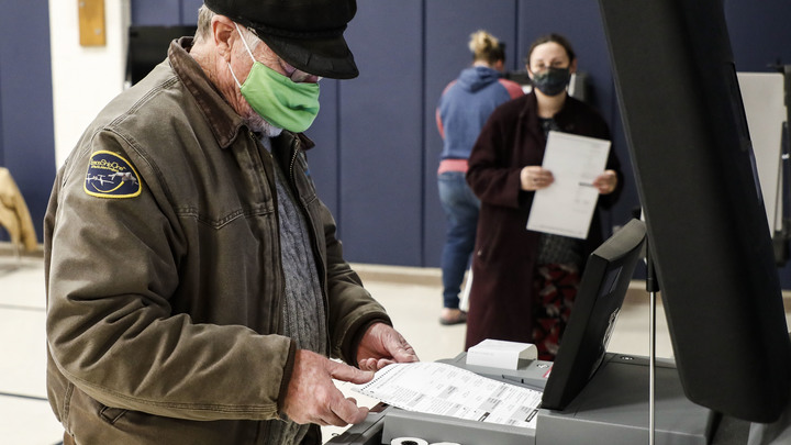 Аналитики назвали сроки возвращения мира к жизни без COVID-ограничений