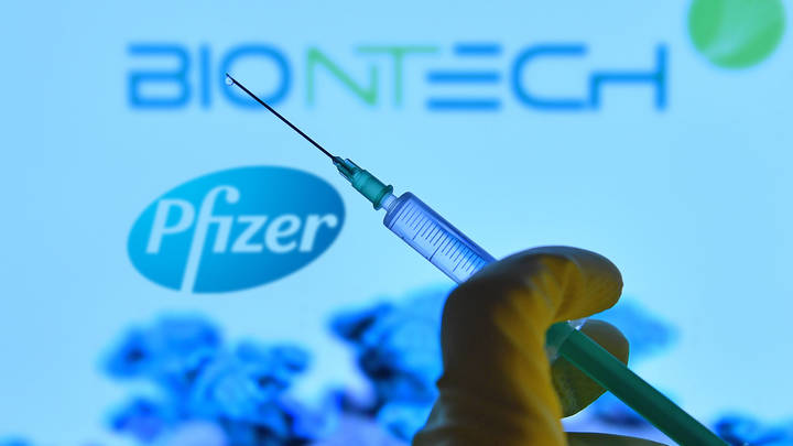 Прошлым вечером было два случая: В Европе начали колоть вакцину Pfizer, но что-то пошло не так