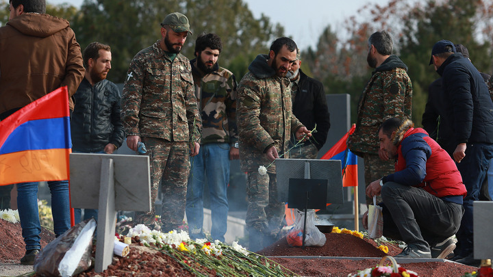 Мы не знаем, что они сделают с могилами: Бегущие из Карабаха армяне увозят гробы с родственниками