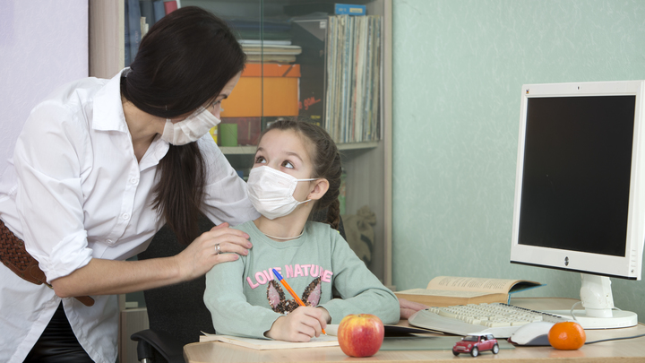 Легко спутать с гриппом: уральский врач назвал основной симптом коронавируса у детей