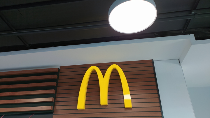 McDonald's полностью заменят за год. Собянин объявил о создании отечественного фастфуда