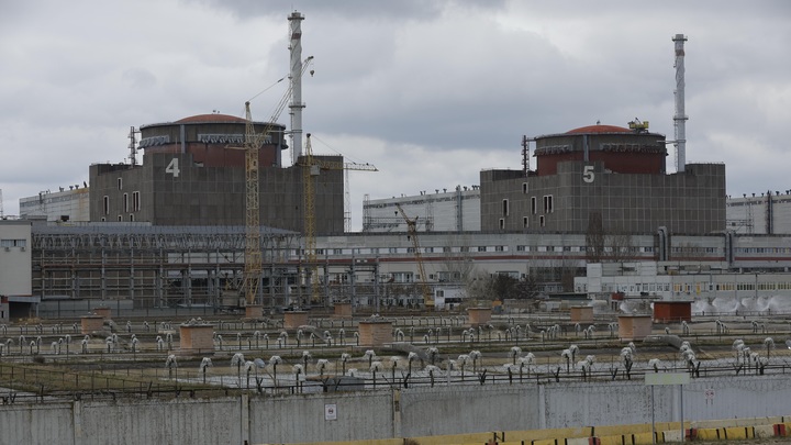 Прорыв Каховской ГЭС угрожает ЗАЭС? Физик-ядерщик оценил опасность