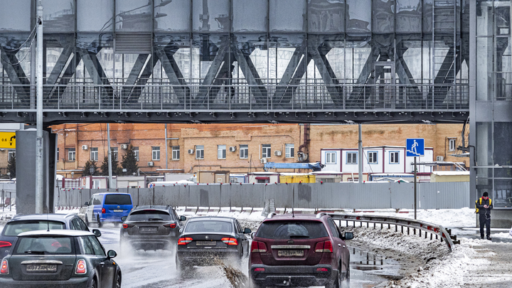 В Новосибирске автомобиль Infiniti влетел в надземный переход