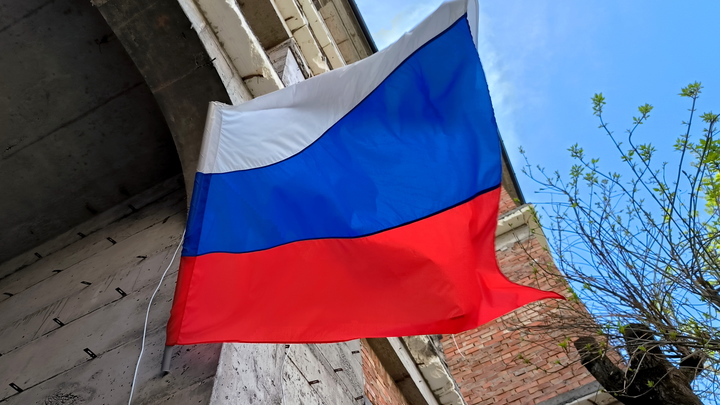 В Новосибирске флаг России установили на 114-метровом пилоне четвёртого моста
