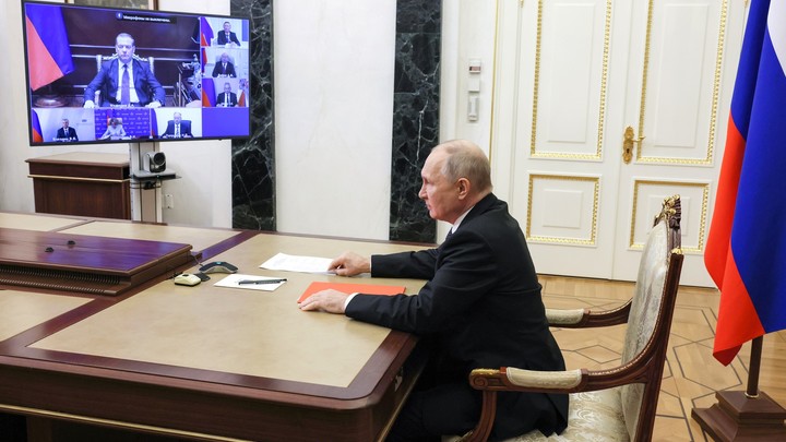 Это оживляет работу: Путин похвалил главу Минсельхоза за доклад из курятника