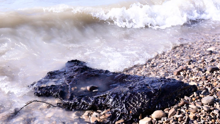 Почти 2 тонны мазута и грунта подняли со дна Чёрного моря у пирса в Витязево