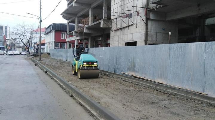 Обновят два километра тротуаров: В Краснодаре приводят в порядок улицу Карасунскую