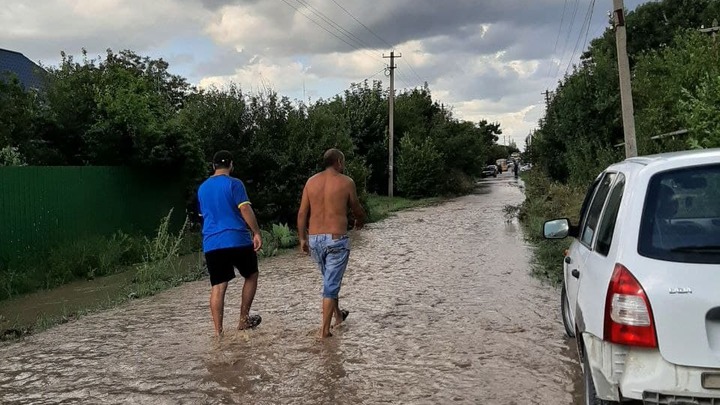 Затоплены 55 дворов и 30 домов в Крымске: Людям не советуют пить из-под крана, открыта горячая линия