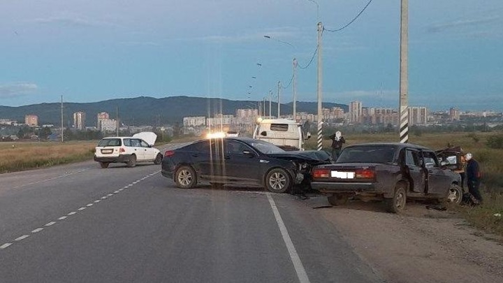 В Чите с помощью гидроинструмента спасли водителя семерки, угодившего в ДТП