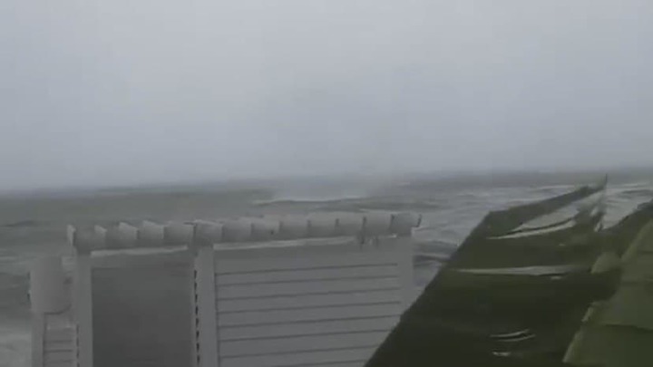 В Сочи смерч вышел на пляж