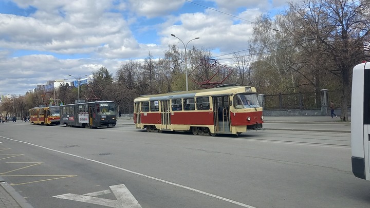 В центре Екатеринбурга из-за бесхозной сумки остановились трамваи