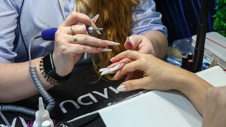 Русские женщины перестали ходит в маникюрные салоны