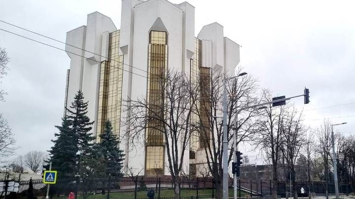 Санду поздравила Украину с Днем независимости на фоне перевернутых украинских флагов