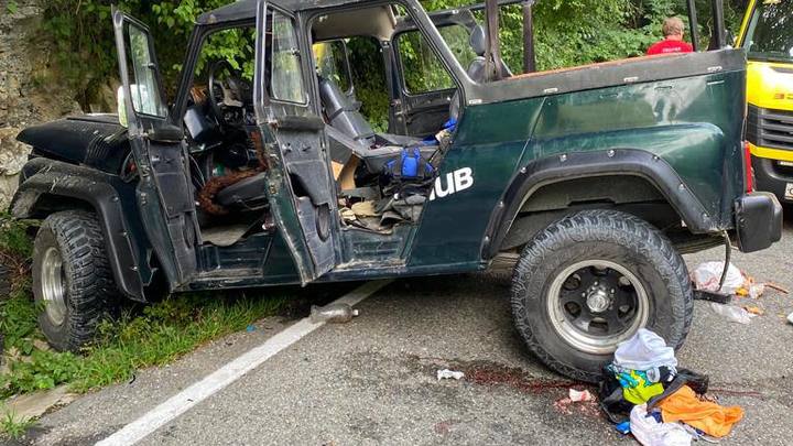 В Сочи в ДТП попал УАЗ с туристами: пострадали 9 человек