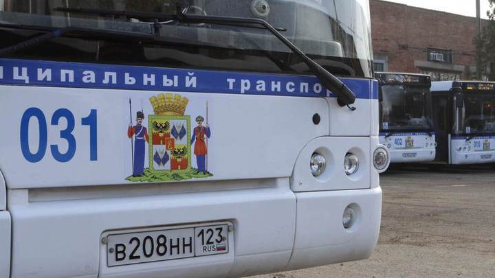 МУП КТТУ проверит инцидент с кондуктором автобуса, заставившим платить за детскую коляску