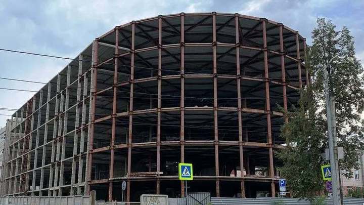 Мэрия Челябинска хочет продать недостроенный отель за гимназией N1 и еще ряд домов — фото
