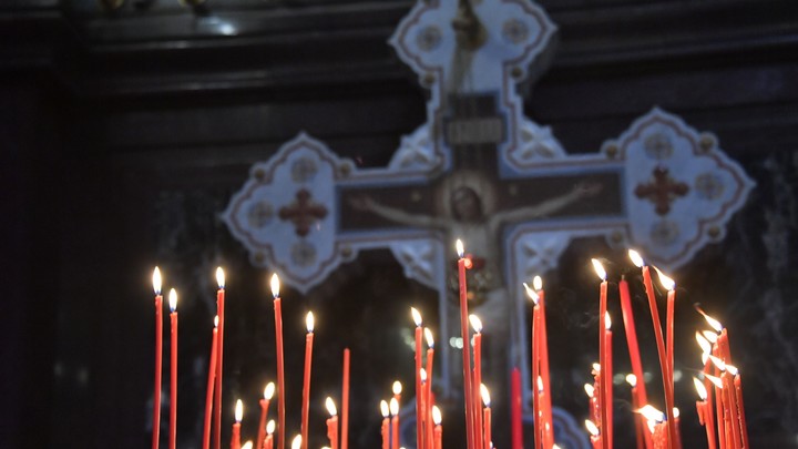 Священник рассказал, зачтутся ли молитвы от потушенных свечей и как меняется их сила после погашения огня