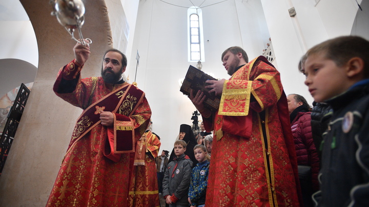Коронавирус вновь бьёт по школьникам. В этот раз - по верующим