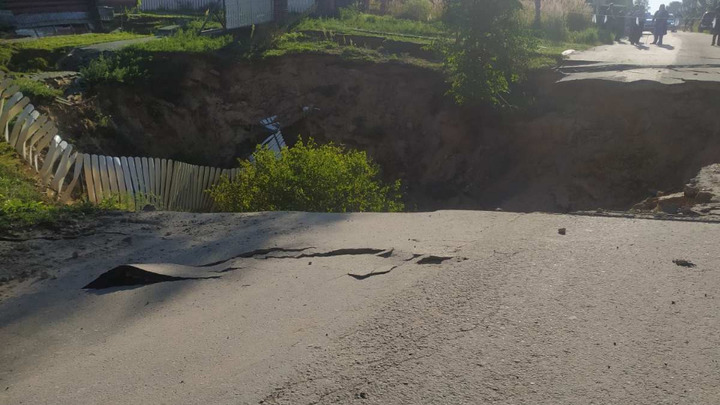 На дороге в Павловском районе провалился грунт на глубину пять метров