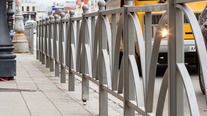 Чиновники отчитались, где снесли уродливые заборы в Екатеринбурге