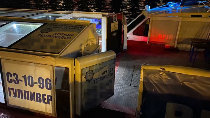 Неудачный манёвр: ночью на Неве не разошлись два прогулочных теплохода