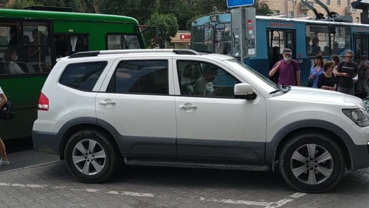 В Екатеринбурге перекрыли доступ автохамам к тротуару на остановке Дом кино
