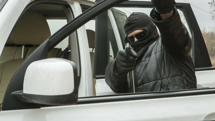 Неизвестные похитили мужчину в центре Москвы, затолкав его в Мерседес с мигалкой