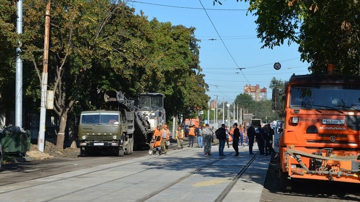 В Таганроге общественники провели субботник на улице, где пройдет первый трамвай