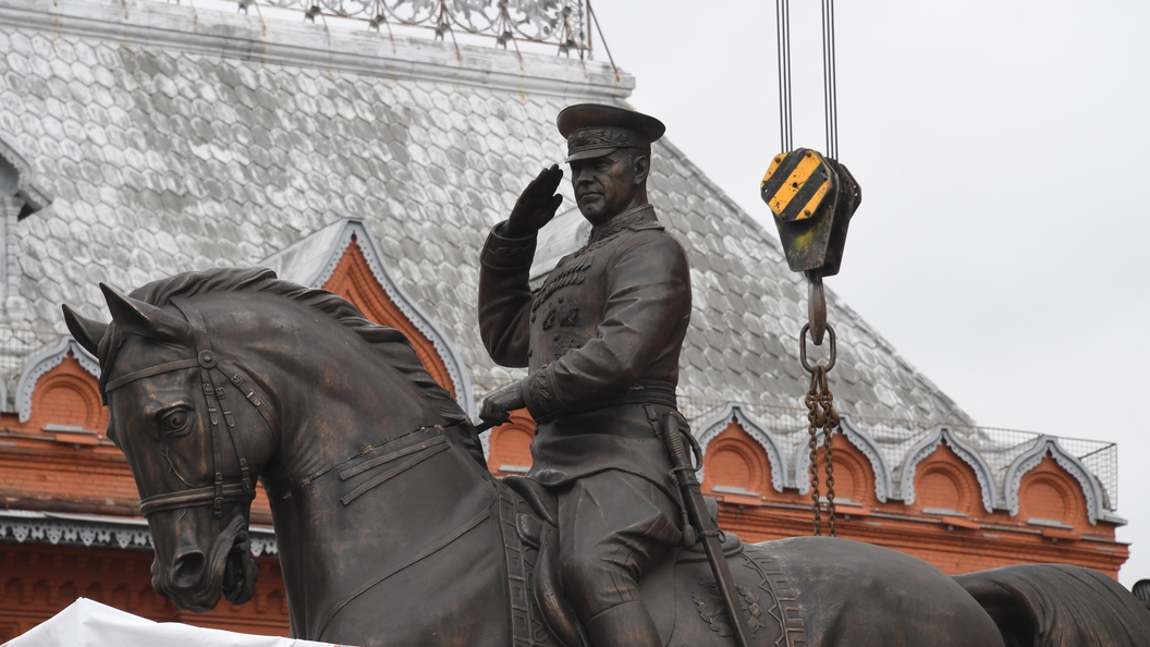 Осквернили памятник жукову. Памятник Жукову на Украине. В Харькове снесли памятник Жукову. Снесли памятник Жукову на Украине.