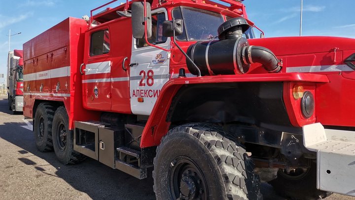 В Петербурге горит завод. К тушению привлекли шесть пожарных расчётов