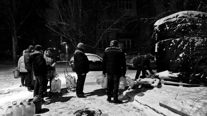 Краны сухие неделями, бочки пустеют за часы. В Донецке водный кризис вышел из-под контроля