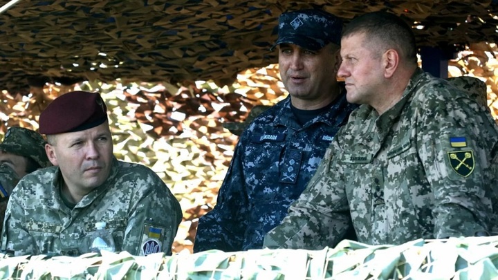 Залужный получил сильное ранение под Херсоном — РИА Новости