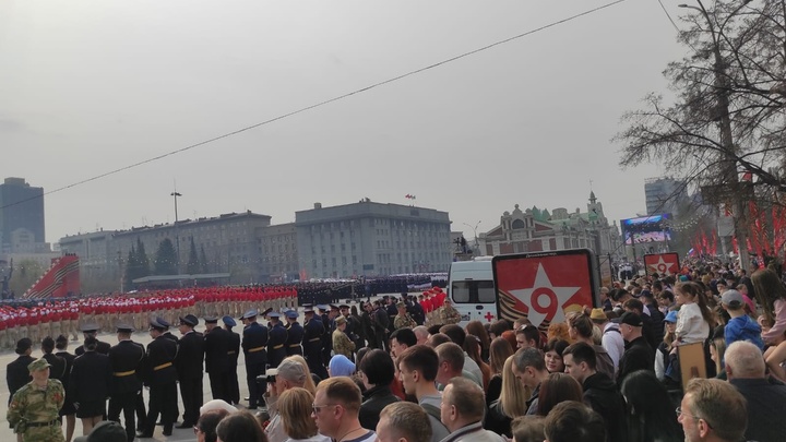 Участник Бессмертного полка из Новосибирска нарисовал портреты своих родственников