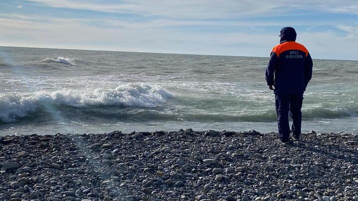 Могла утонуть: В Сочи в море чуть не унесло 16-летнюю девочку