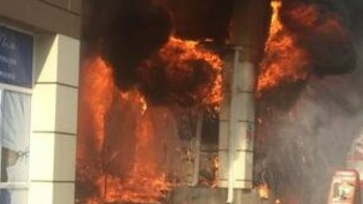 Горящие цены: В Шахтах вспыхнул крупный пожар ещё на одном рынке