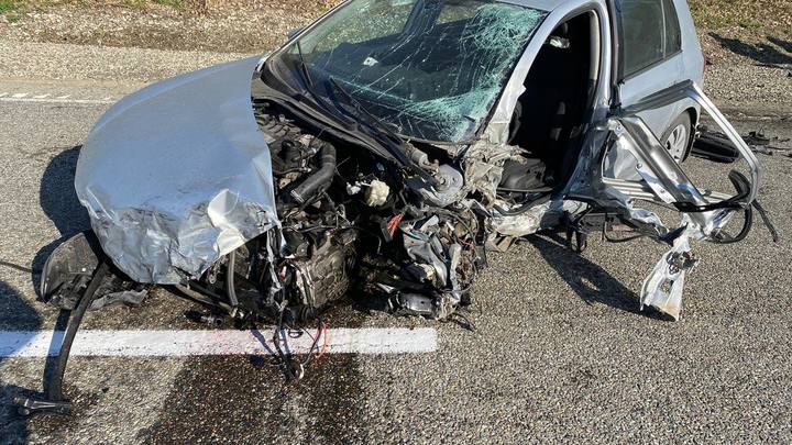 В Туапсинском районе бетононасос перевернулся после столкновения с Volkswagen